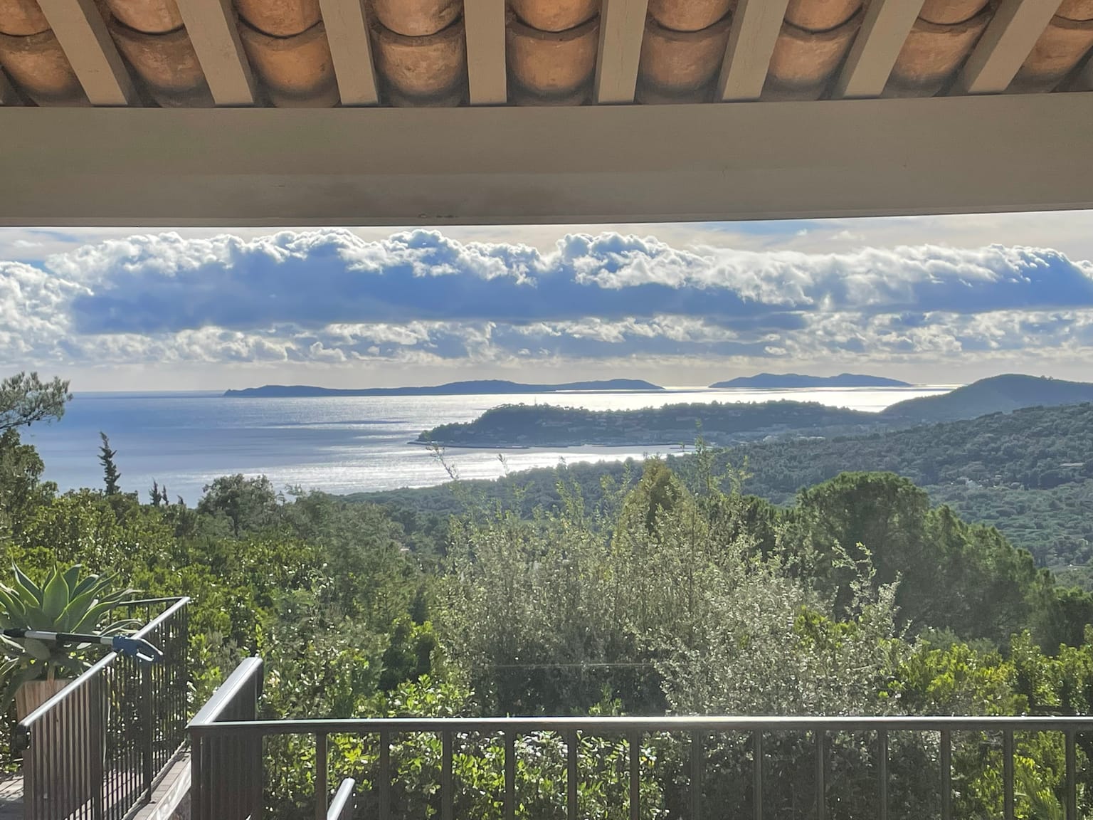 Vue de la villa avec piscine